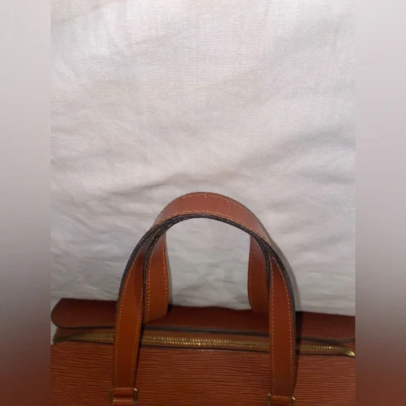 Louis Vuitton Cognac Leather Shoulder Bag with Barrel Design - Picture 3 of 16